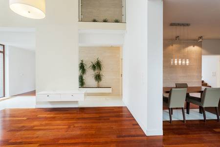 Hermoso, cómodo y funcional departamento familiar, con 3 dormitorios, cuarto y baño de servicio. Solo 5 departamentos por piso con sala de usos múltiples, sala de Tv., área de parrillas y Gimnasio completo. Cuenta además con áreas verdes, piscina temperada y cómoda área de niños con juegos.
