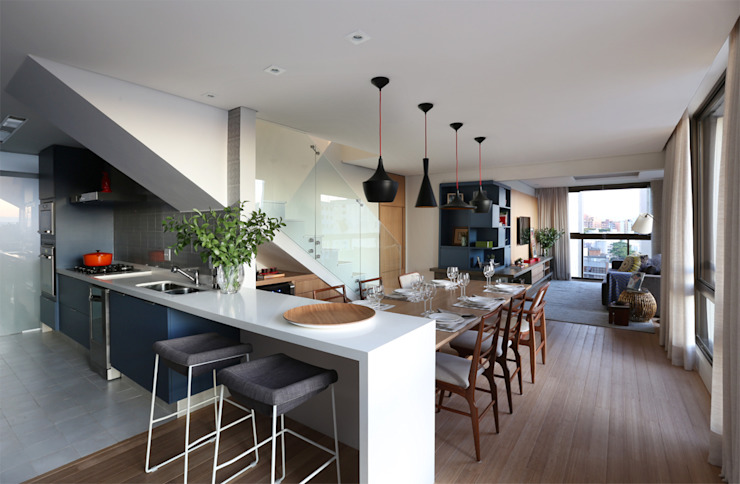 Hermoso y amplio departamento con balcón, dormitorios con closet incluido, baño, más áreas de servicio, sala, comedor, cocina con línea blanca, área de lavandería, estacionamiento doble, deposito. Tenemos áreas comunes: salón de usos multiples, zona de parrillas, área de juegos para niños. Estamos ubicados cerca a centro comerciales, bancos, colegios y supermercados. 