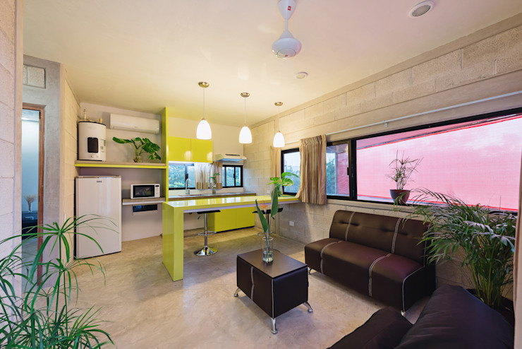 Confortable departamento de 3 dormitorios cómodo y amplio con baño propio, closets amplios con tina y mampara de vidrio en ducha. Tablero de granito en lavadero, comedor amplio, cocina totalmente amoblado con cocina empotrada horno y campana extractora, tablero de granito muebles altos y bajos. Con lavadora y secadora, baño de visita.Ubicado en edificio multifamiliar de 12 pisos con áreas comunes a disposición.
