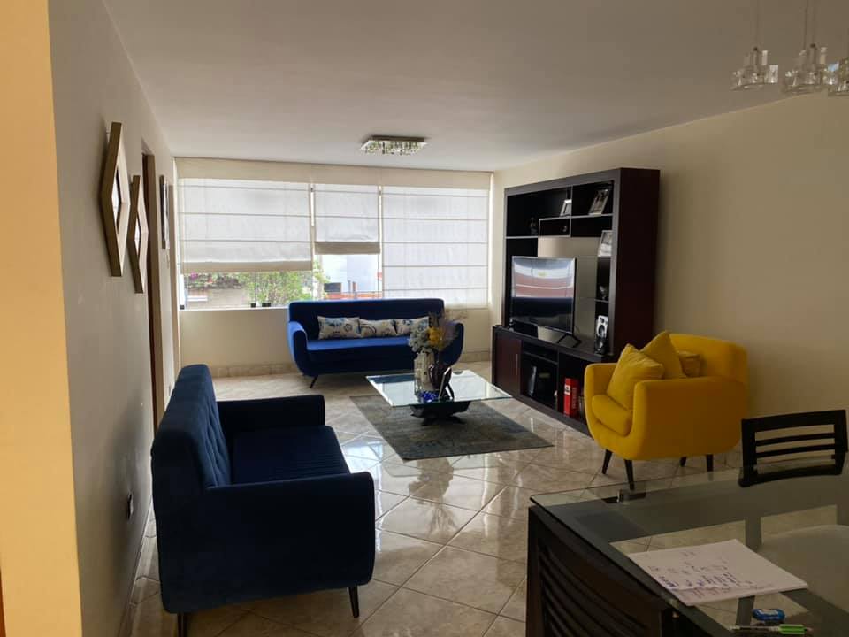 Hermoso, cómodo y funcional departamento familiar, con 3 dormitorios, cuarto y baño de servicio. Solo 2 departamentos por piso con sala de usos múltiples, sala de Tv., área de parrillas y Gimnasio completo. Cuenta además con áreas verdes, piscina temperada y cómoda área de niños con juegos.