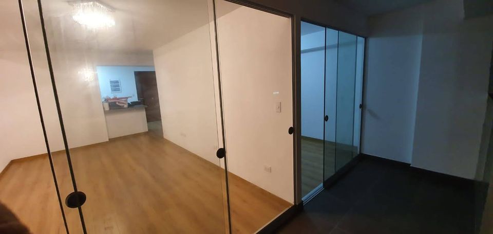 Económico departamento a una cuadra de la Av. Brasil, con 2 dormitorio, 2 baños, salita comedor buena cocina y amplia zona de lavandería. Precios conversables y además contamos con un estacionamiento 24 horas.